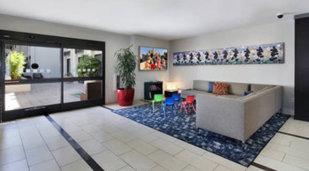 Holiday Inn & Suites ANAHEIM (1 BLK/DISNEYLAND) 3
