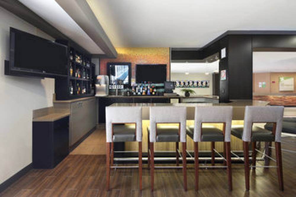 Holiday Inn & Suites ANAHEIM (1 BLK/DISNEYLAND) 5