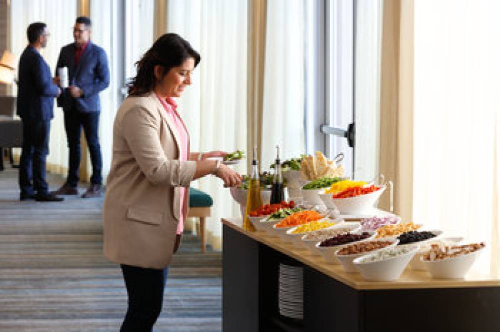 HOLIDAY INN HTL STES AIRPORT 10