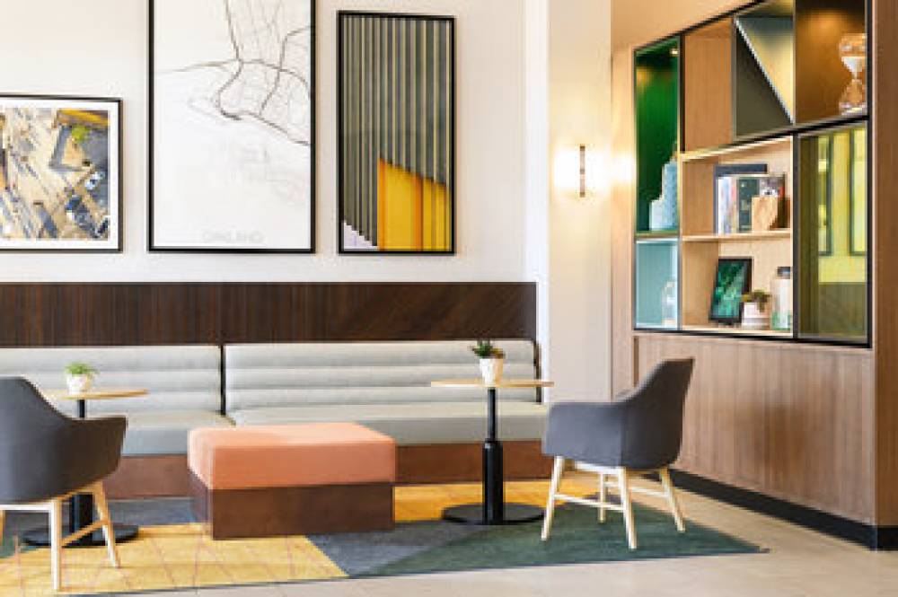 HOLIDAY INN HTL STES AIRPORT 2