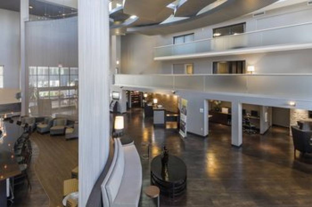 HOLIDAY INN HTL STES AIRPORT N BY I 5