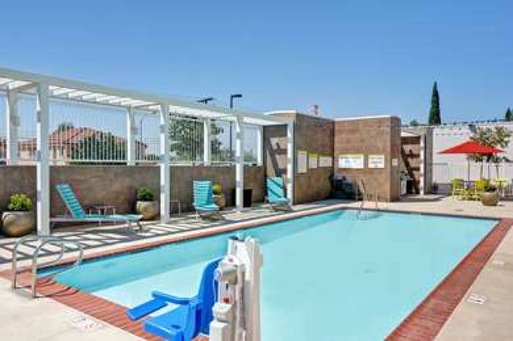 HOME2 SUITES AZUSA 10