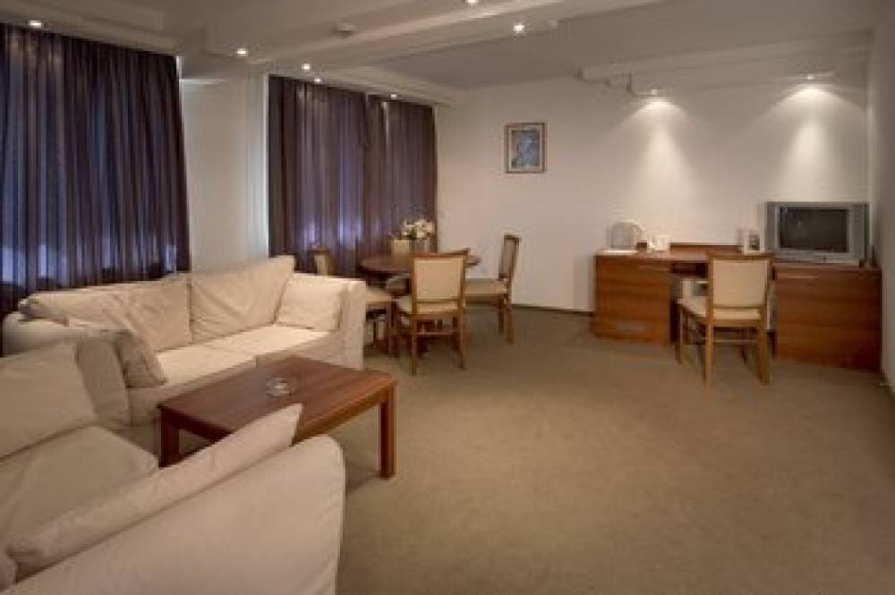 HOTEL FORUM 4