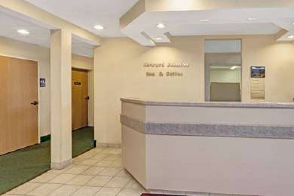Howard Johnson By Wyndham Elk Grove Village Hotel & Suites 2