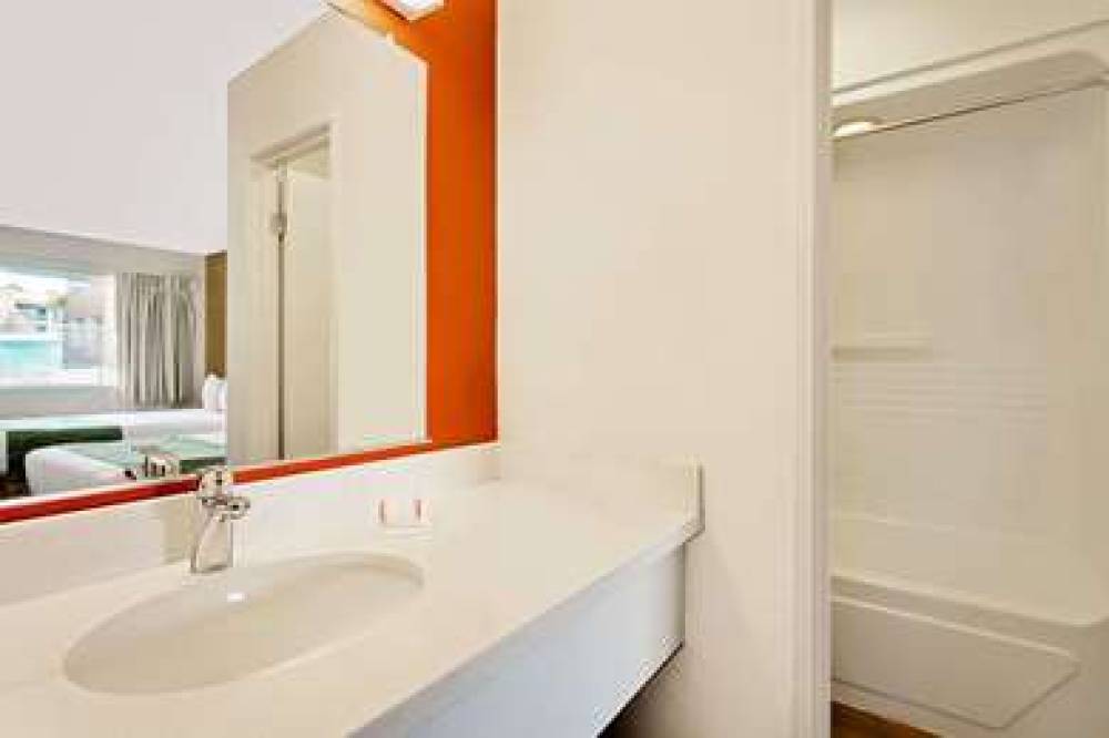 Howard Johnson By Wyndham Las Vegas Near The Strip 6