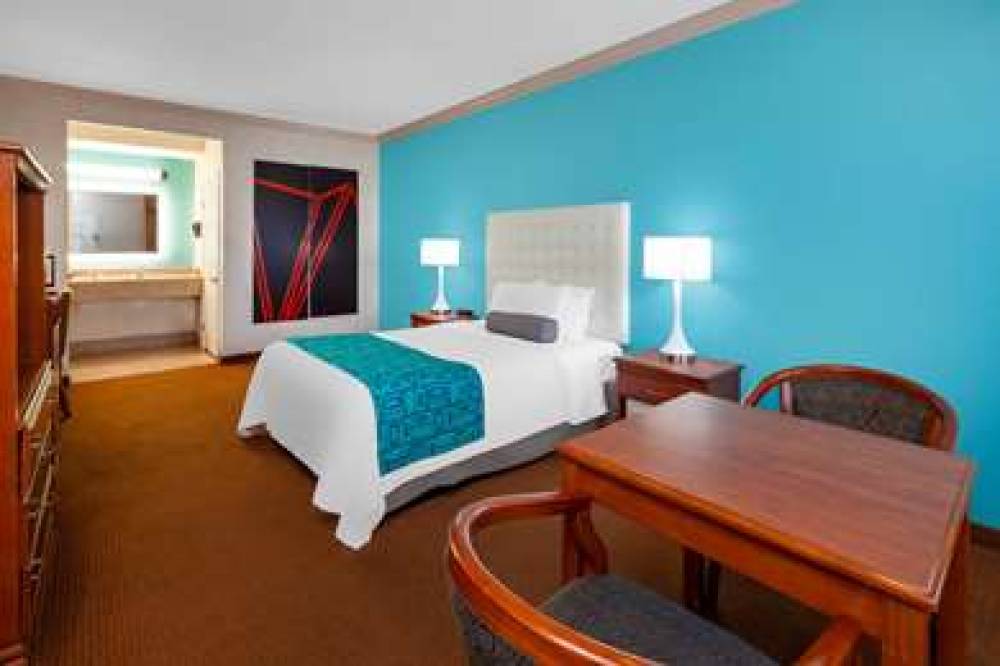 Howard Johnson By Wyndham Pico Rivera Hotel & Suites 9