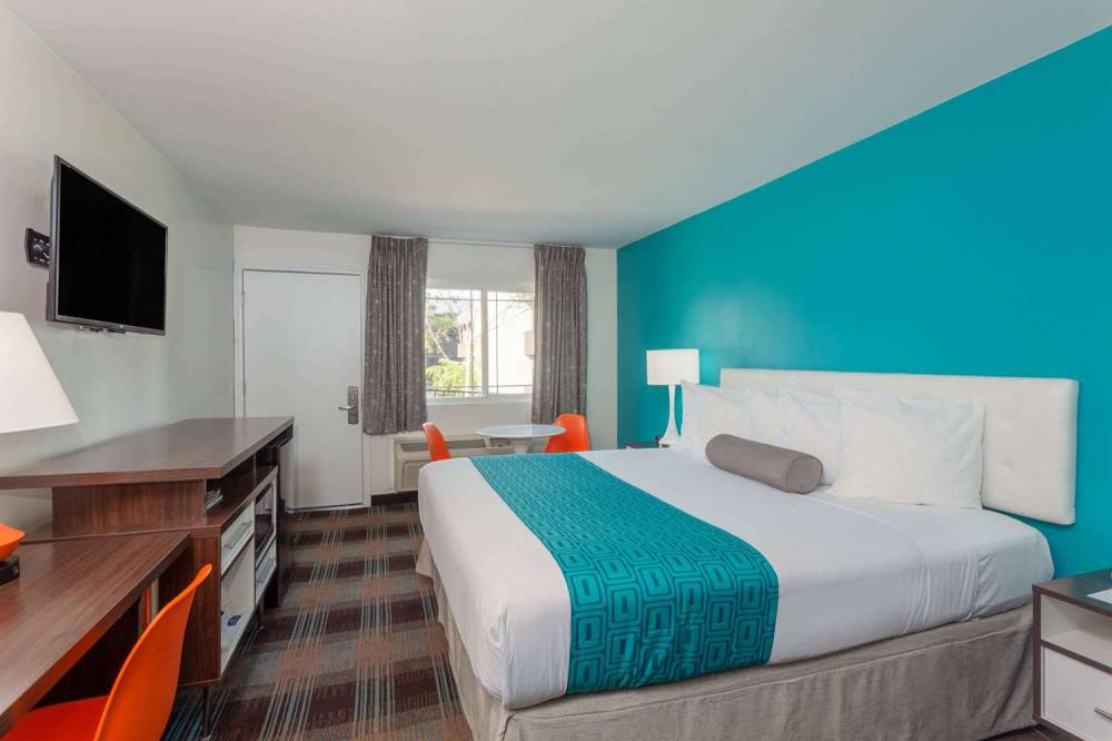 HOWARD JOHNSON BY WYNDHAM, SAN DIEG 8