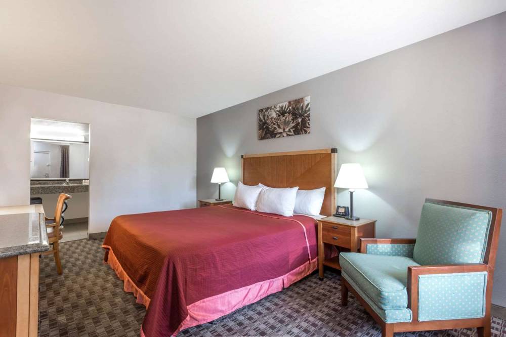Howard Johnson By Wyndham Scottsdale Old Town 4