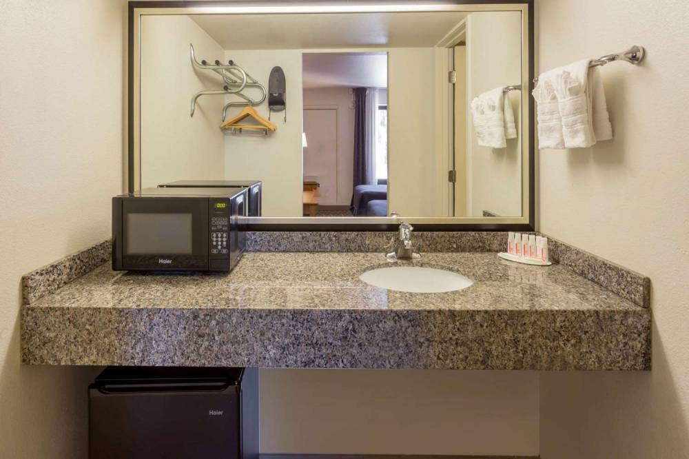 Howard Johnson By Wyndham Scottsdale Old Town 8