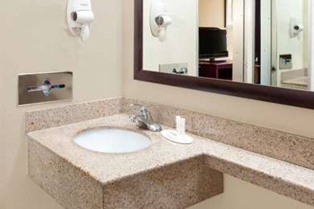 Howard Johnson Express Inn - Arlington Ballpark / Six Flags 5