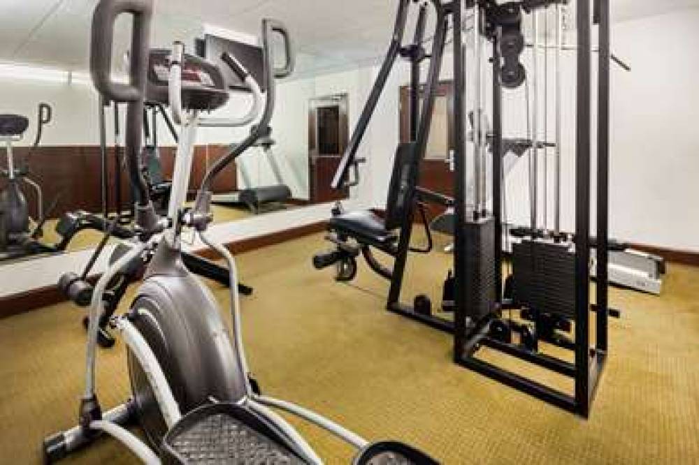 Howard Johnson Express Inn - Arlington Ballpark / Six Flags 4