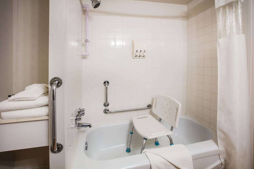 Howard Johnson Hotel By Wyndham Victoria 6