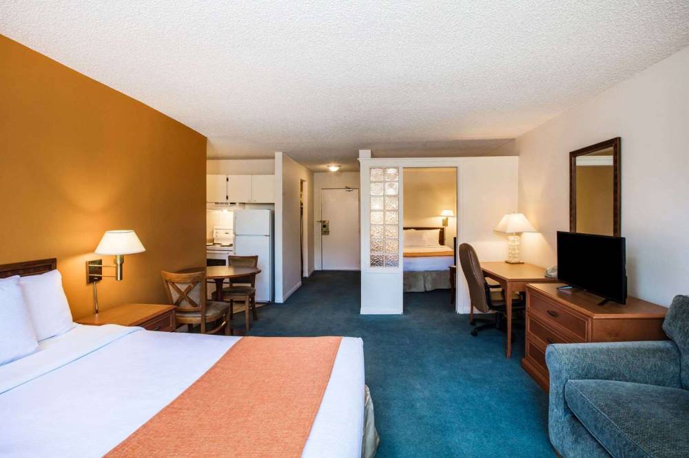 Howard Johnson Hotel By Wyndham Victoria 2
