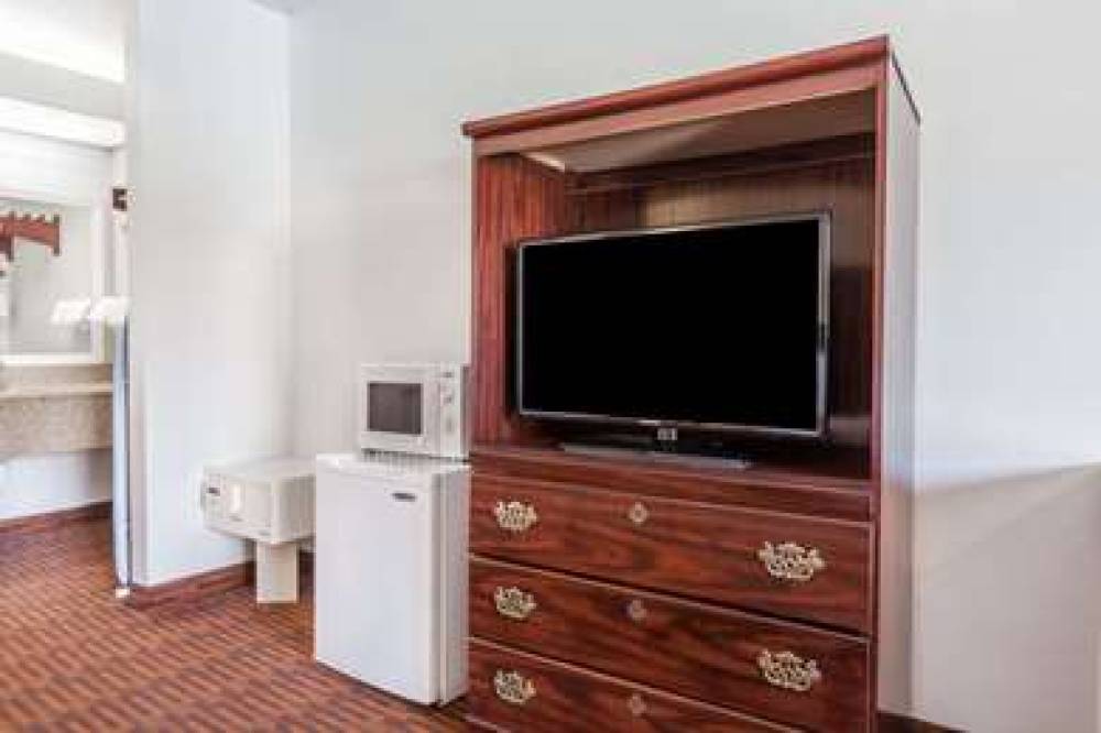 HOWARD JOHNSON INN - ALBANY 10