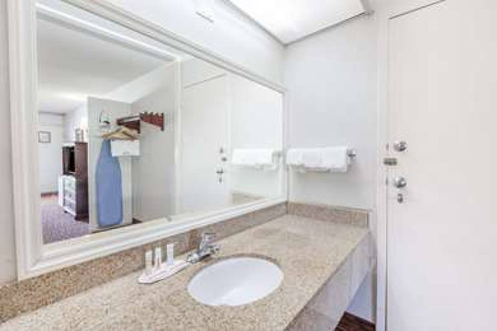 HOWARD JOHNSON INN - ALBANY 5