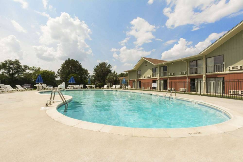 HOWARD JOHNSON INN BEAUFORT/PA 2