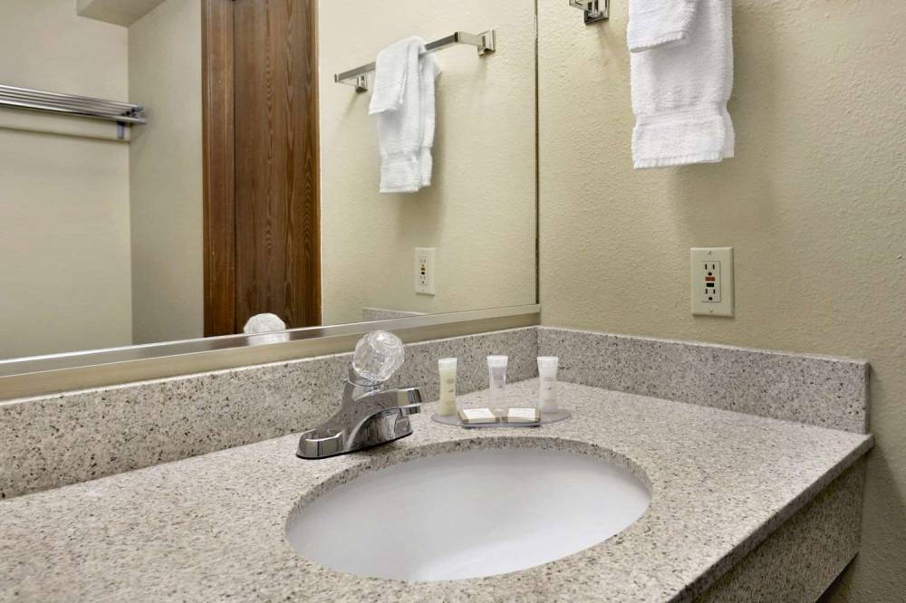 Howard Johnson Inn & Suites Tacoma Near McChord AFB 6