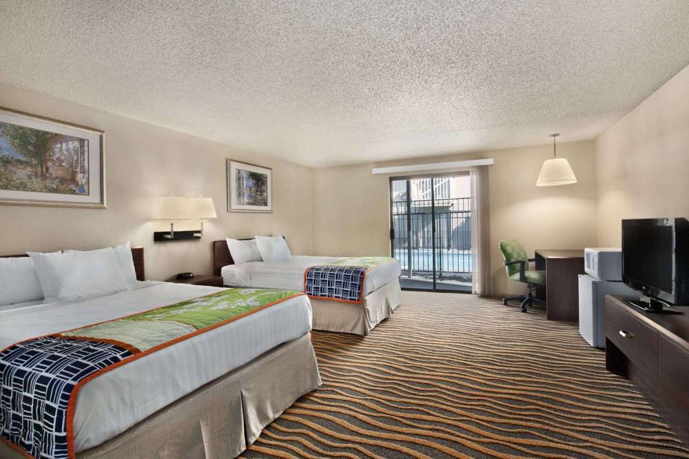 Howard Johnson Inn & Suites Tacoma Near McChord AFB 10