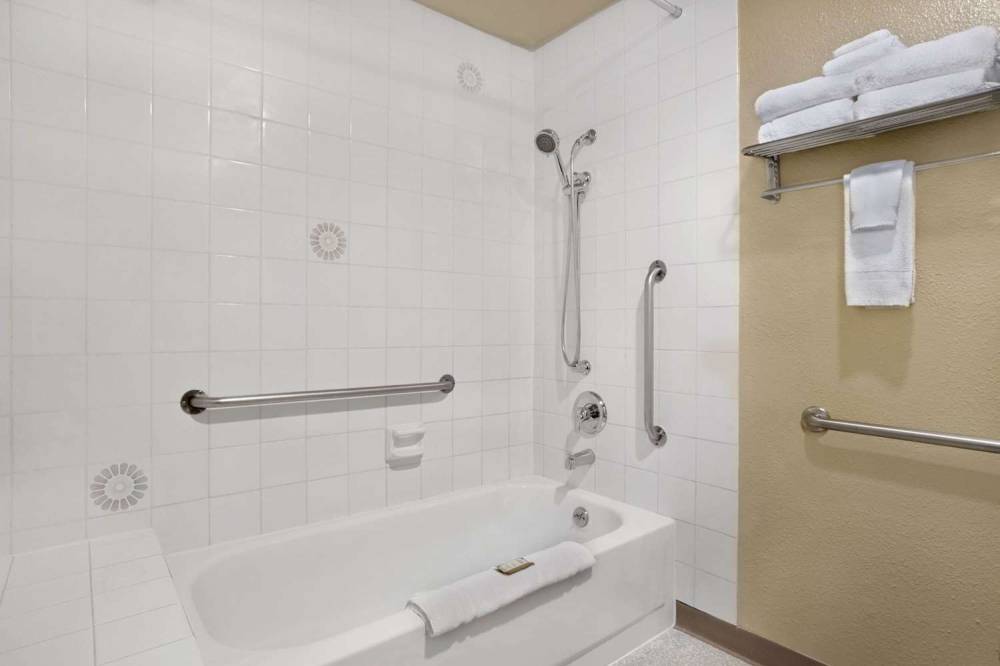 Howard Johnson Inn & Suites Tacoma Near McChord AFB 9