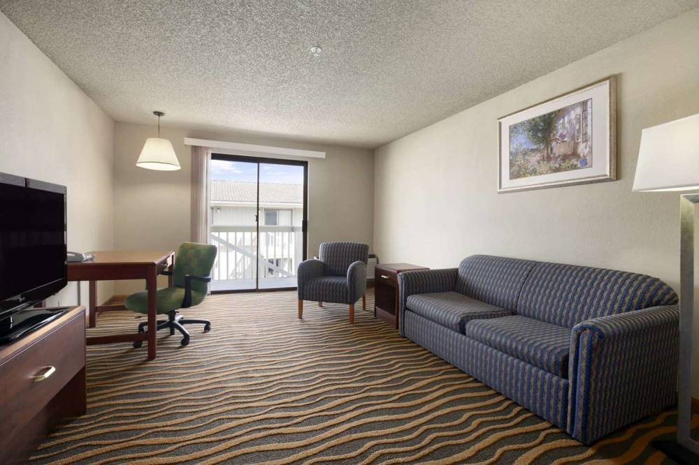 Howard Johnson Inn & Suites Tacoma Near McChord AFB 8
