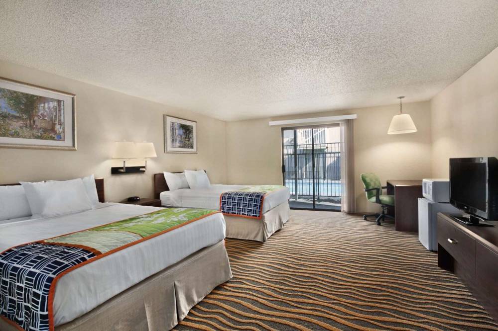 Howard Johnson Inn & Suites Tacoma Near McChord AFB 2