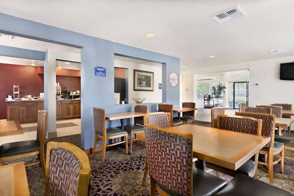 Howard Johnson Inn & Suites Tacoma Near McChord AFB 7