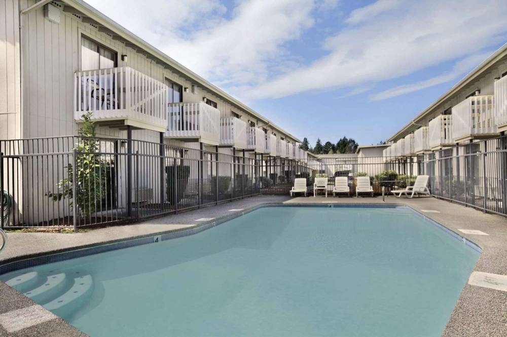 Howard Johnson Inn & Suites Tacoma Near McChord AFB 3