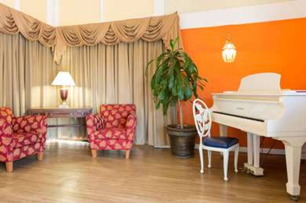 Howard Johnson Inn Williamsburg 2