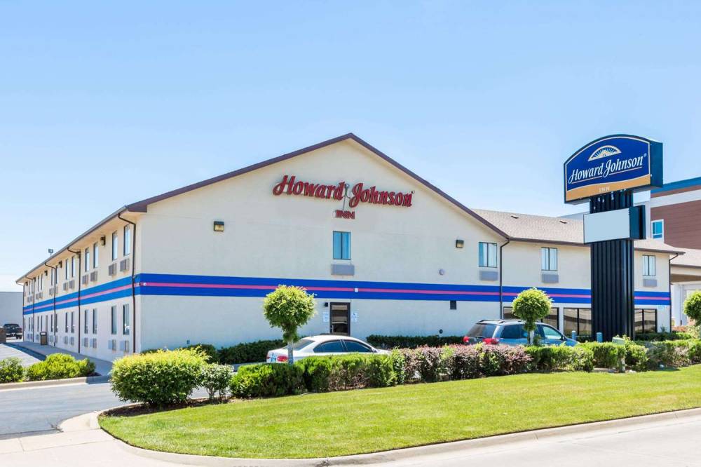HOWARD JOHNSON WICHITA AIRPORT 3