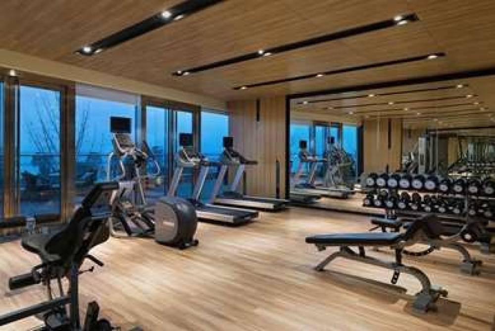 HOWARD JOHNSON YACHT CLUB HOTE 7