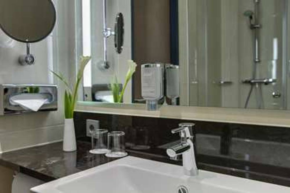 INTERCITYHOTEL BERLIN HBF 10