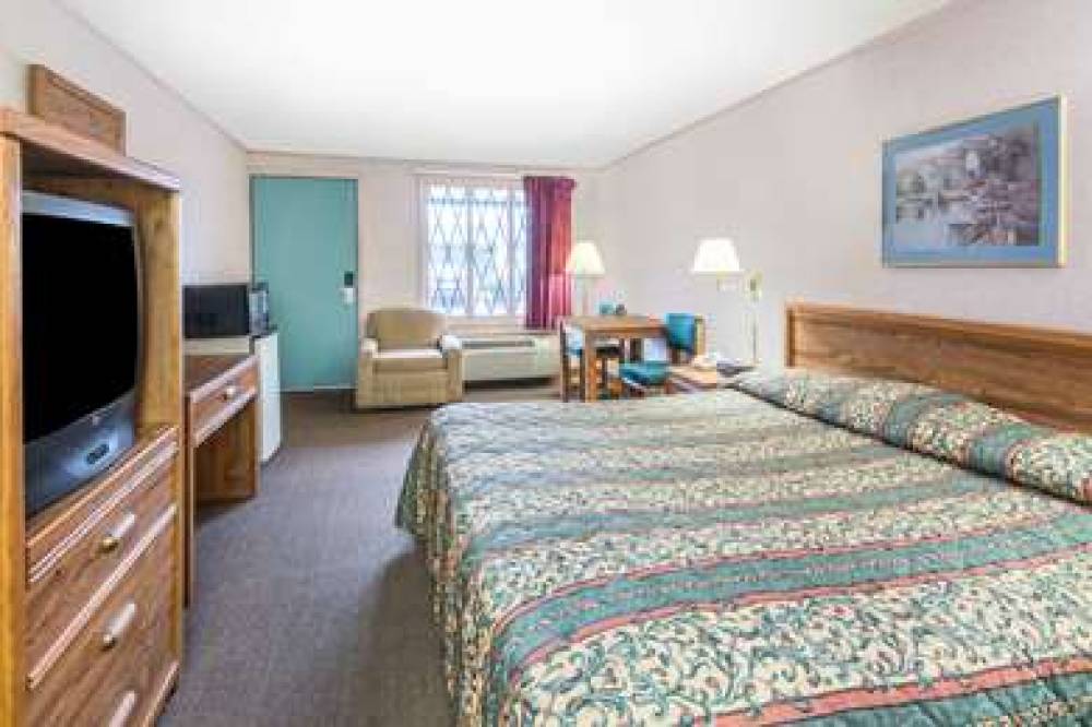 Knights Inn Canton 10