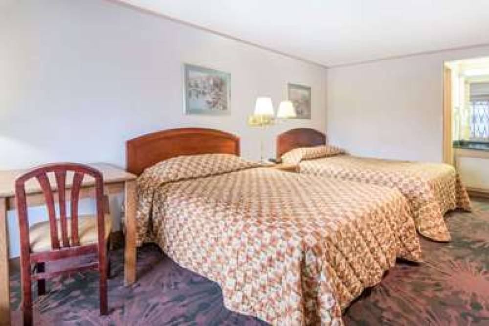 Knights Inn Canton 5