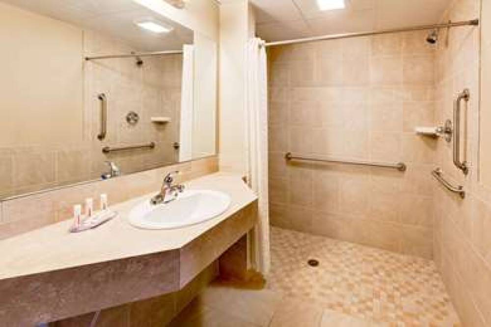 Knights Inn Traverse City 10