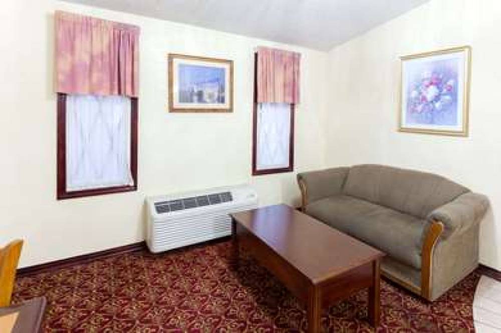 KNIGHTS INN TUCKER 7