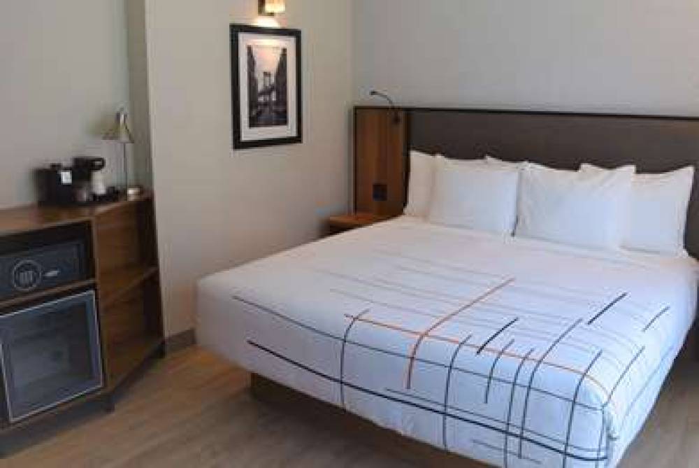 LA QUINTA BY WYNDHAM MANHATTAN MIDT 9