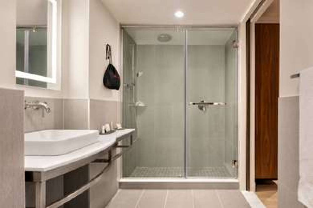 LA QUINTA BY WYNDHAM MANHATTAN MIDT 5