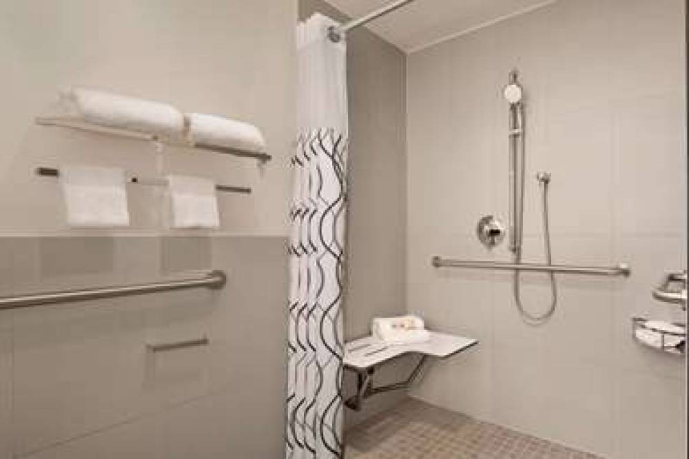 LA QUINTA BY WYNDHAM MANHATTAN MIDT 4