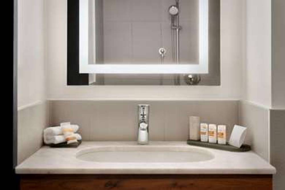 LA QUINTA BY WYNDHAM MANHATTAN MIDT 8