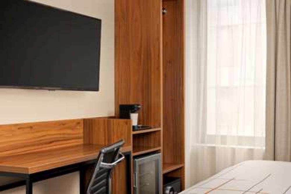 LA QUINTA BY WYNDHAM MANHATTAN MIDT 6