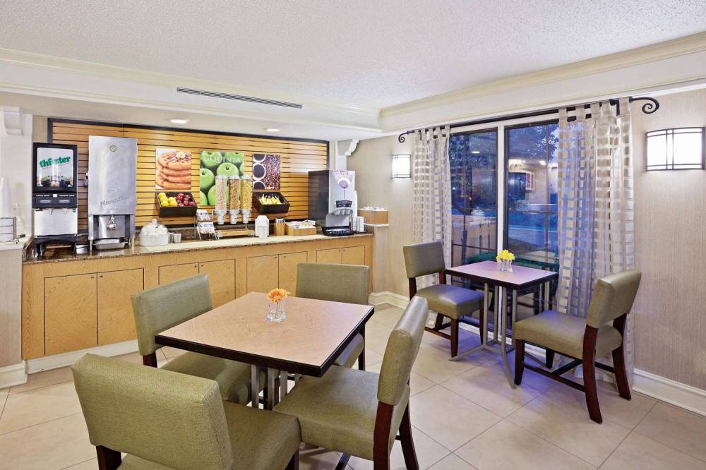 La Quinta Inn Merrillville 8