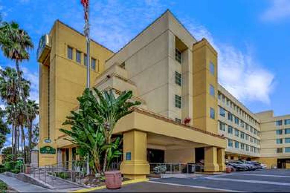 La Quinta Inn & Suites Anaheim 2