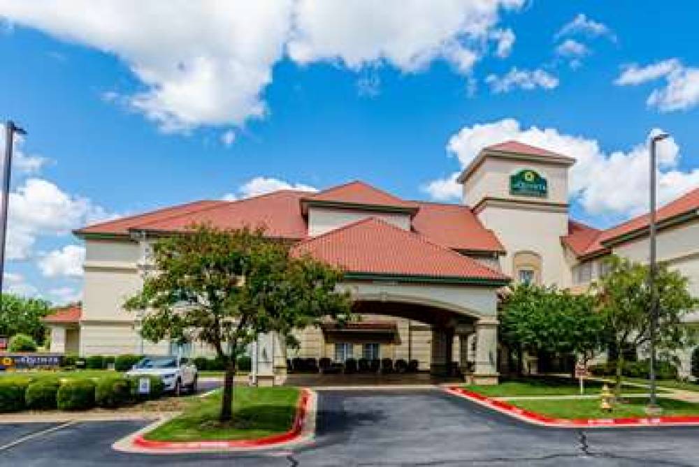 La Quinta Inn & Suites Bentonville 1