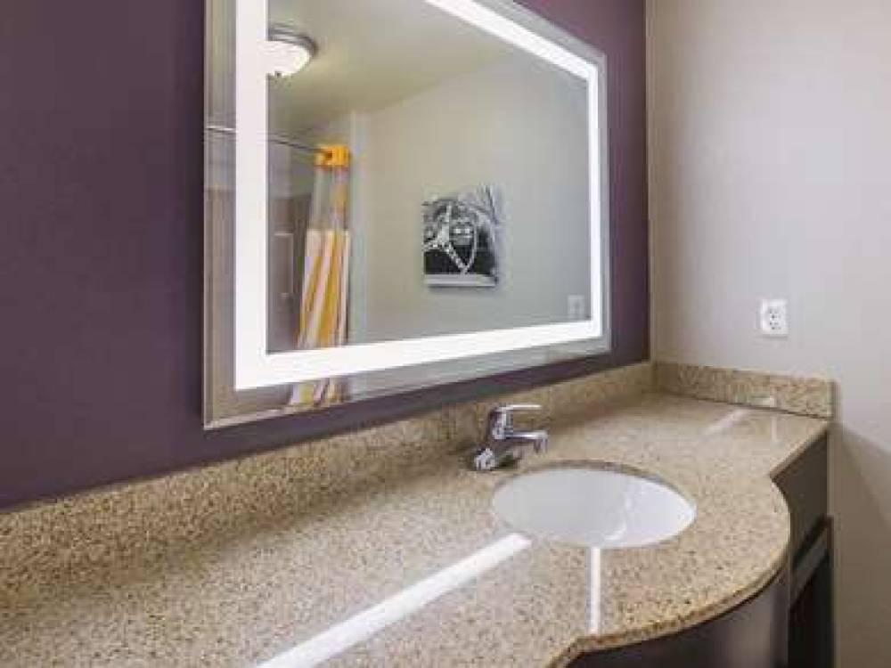 La Quinta Inn & Suites Bowling Green 3