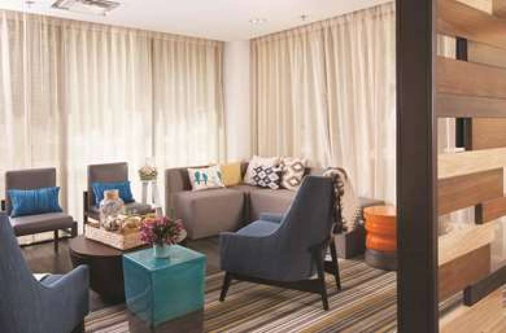 La Quinta Inn & Suites By Wyndham Atlanta Airport North 8