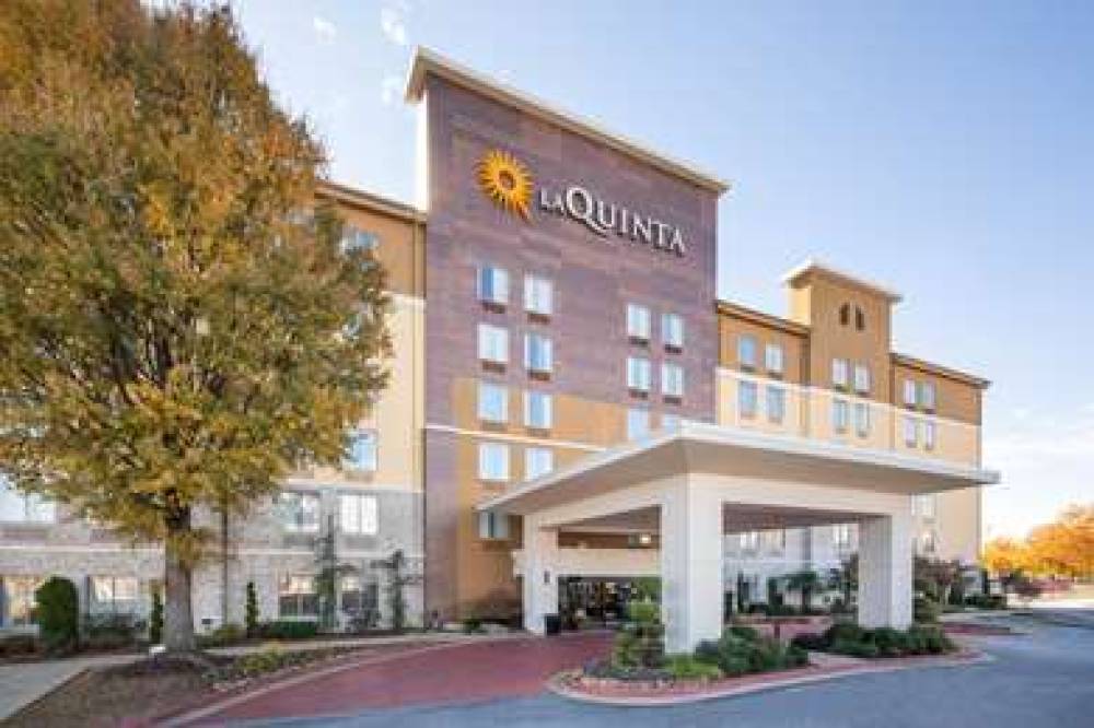 La Quinta Inn & Suites By Wyndham Atlanta Airport North 3