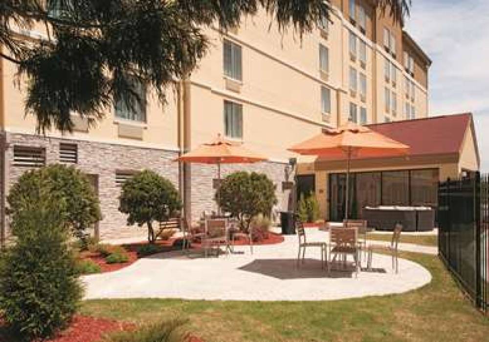 La Quinta Inn & Suites By Wyndham Atlanta Airport North 1