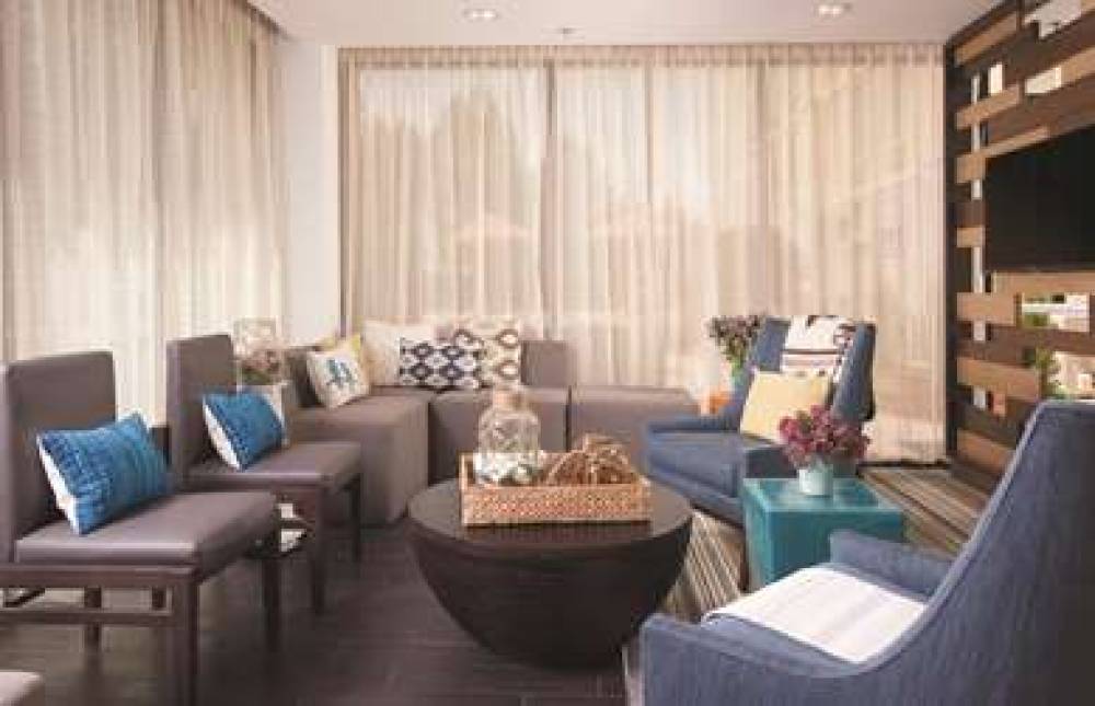 La Quinta Inn & Suites By Wyndham Atlanta Airport North 7