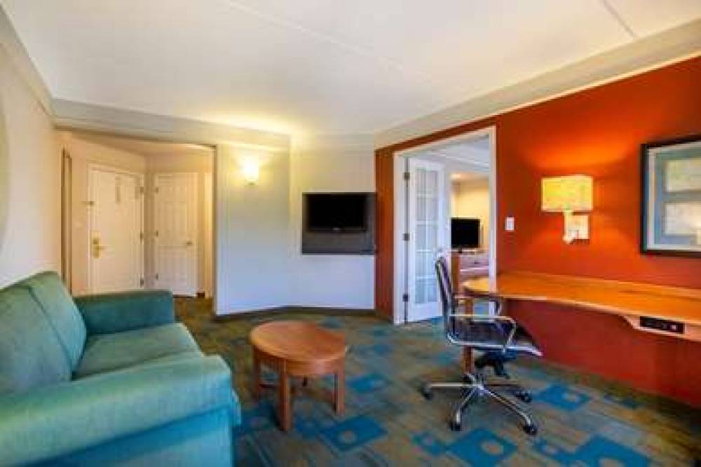 La Quinta Inn & Suites Charlotte Airport South 4
