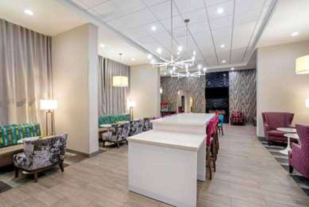 La Quinta Inn & Suites Columbus 7